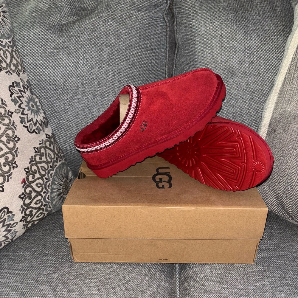Woman’s Ugg Tasman slipper samba red